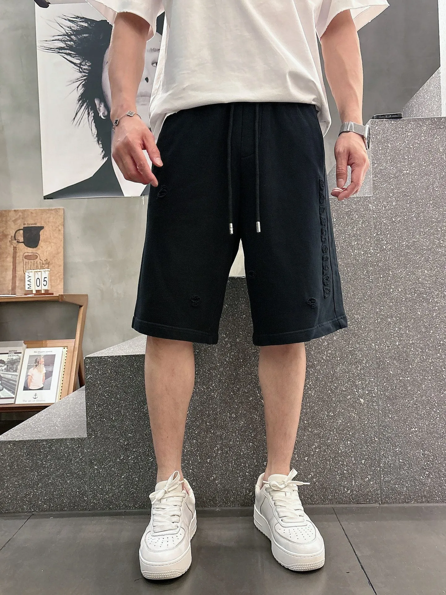 Balenciaga's three-standard complete 2026 summer New Arrival men's casual shorts, advanced custom-made Breathable fabric, Breathable fabric, extremely stretchy and comfortable, impeccable details, top-grade accessories, original logo design concept, delicate and soft feel! The upper body fit is awesome! Size: M-XXXL Please state your height and weight when ordering